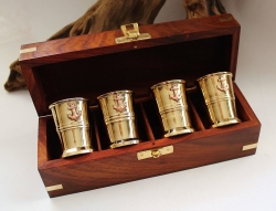 4 Schnapsbecher in einer Holzbox ca. 20 x 6,5 x 7 cm